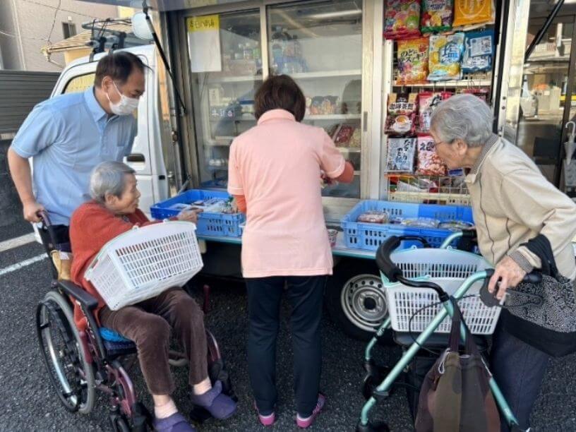 移動販売車で買物