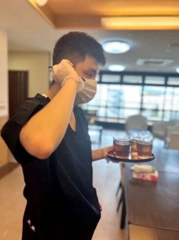飲み物を運ぶスタッフ