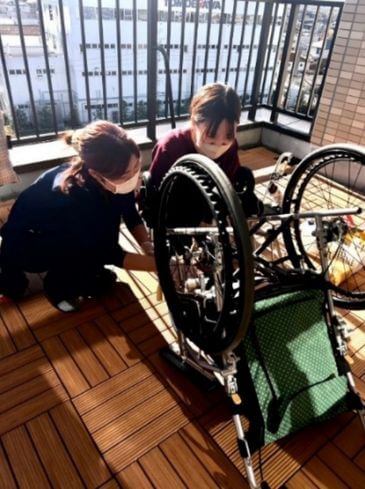 車椅子を点検