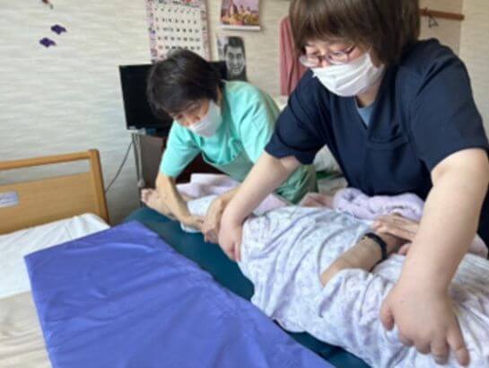 介護するスタッフ