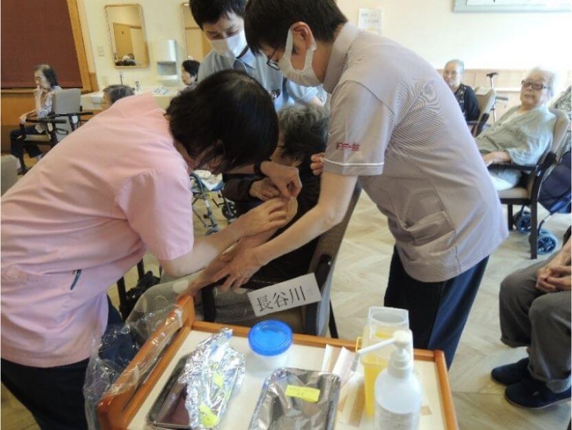 ご入居者様の健康状態を見守るスタッフ